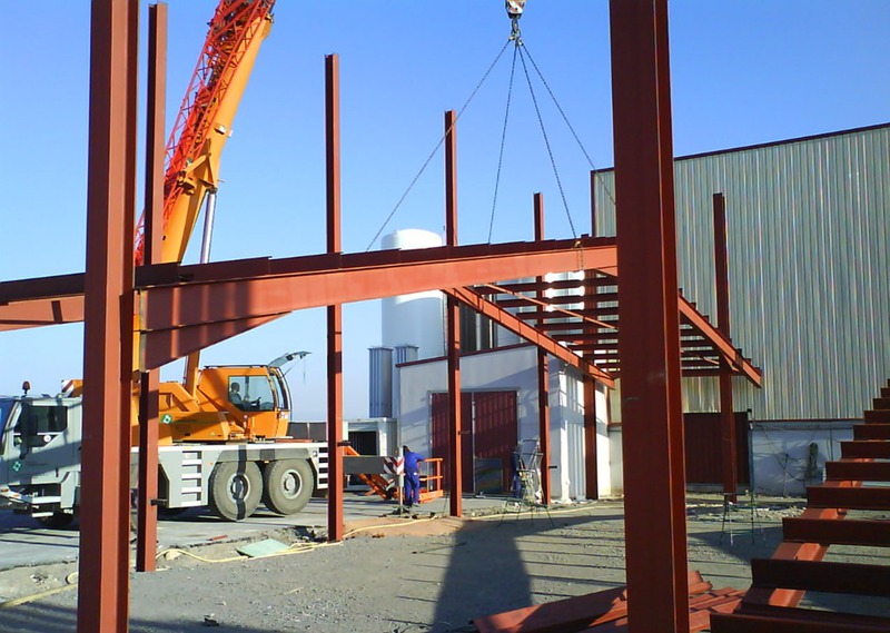 Construcción y rehabilitación de edificios, carpintería metálica, limpieza de edificios y locales y mantenimiento de jardines